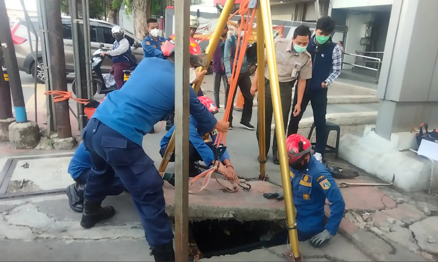 Bikin Gregetan, Seorang Pria Panggil Tim Damkar Bantu Evakuasi Kartu ATM Jatuh saat Makan Bakso