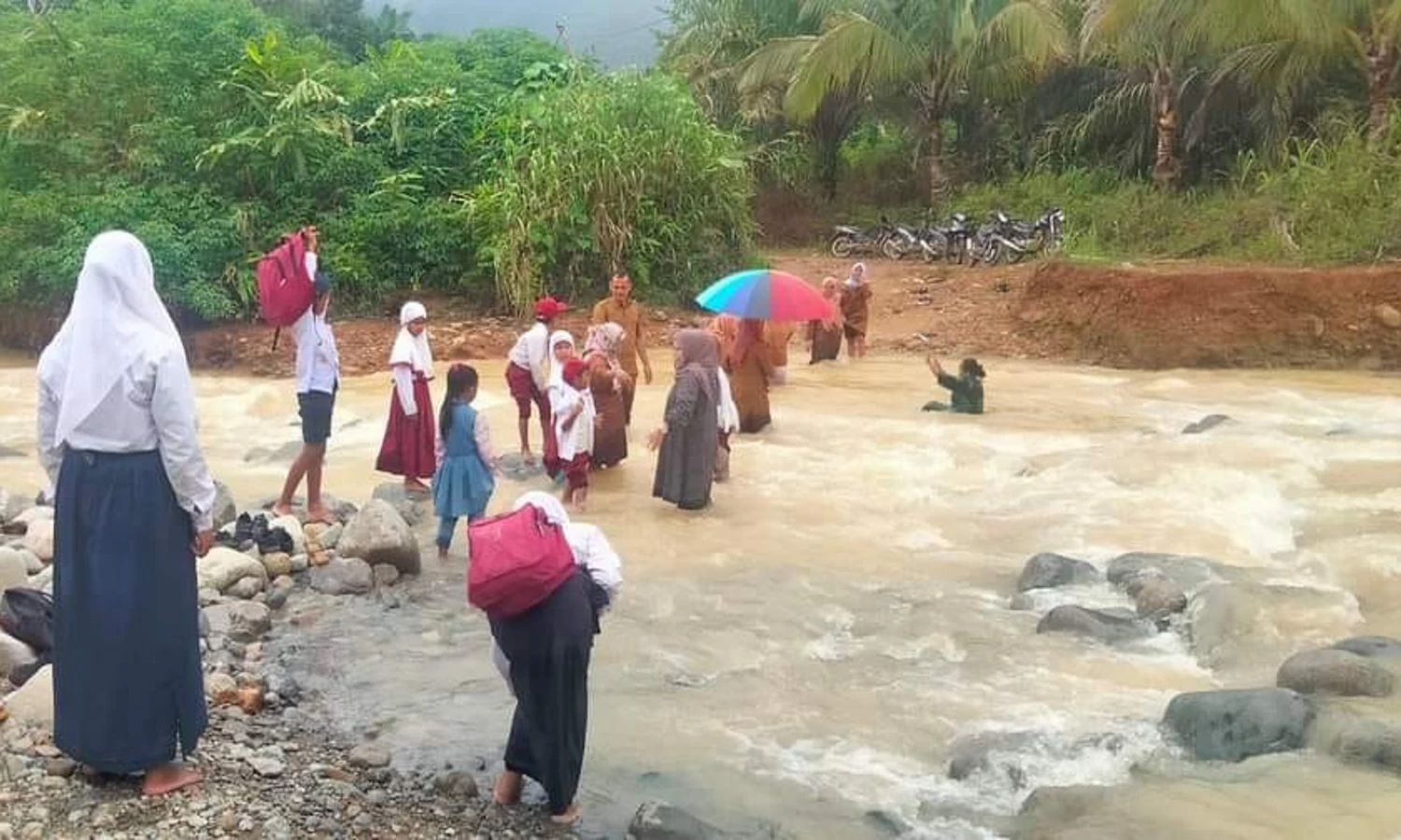 Tak ada Jembatan, Puluhan Pelajar di Mandailing Natal Seberangi Sungai Demi Sekolah
