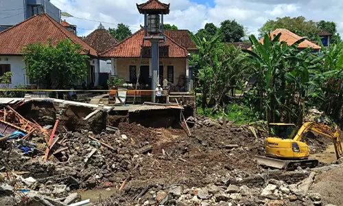 Satu Keluarga di Bali Terseret Banjir, Rumah Hancur Dilanda Derasnya Arus