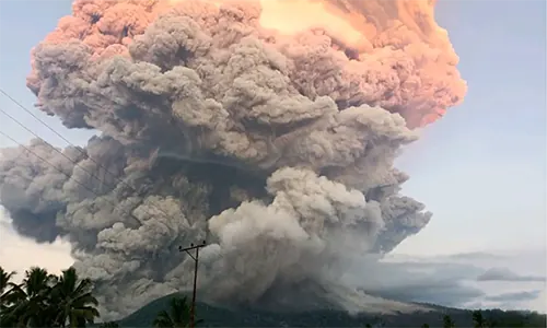 Letusan Beruntun Gunung Lewotobi Laki-laki Lumpuhkan Aktivitas Warga dan Bandara di NTT