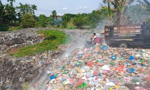 Darurat TPST di Simalungun: Petugas Bakar Sampah sebagai Solusi